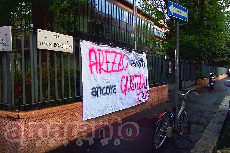 uno striscione dei tifosi amaranto davanti alla Lega di Milano